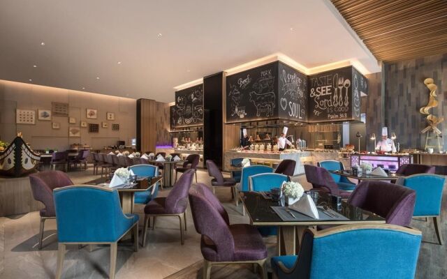 Crowne Plaza Qingdao Oriental Movie Metropolis