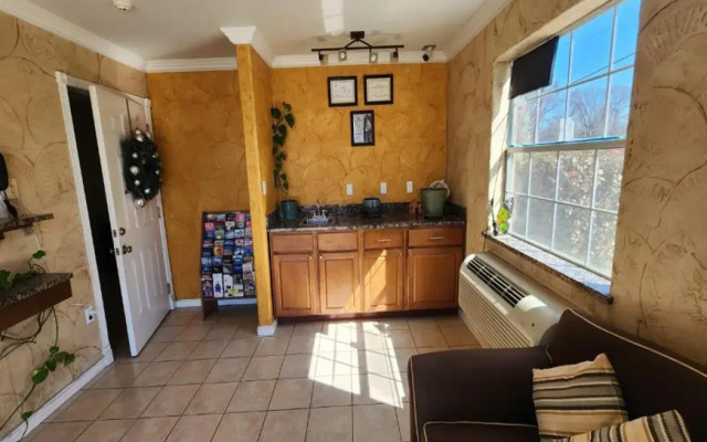 Benbrook Inn & Suites by OYO Fort Worth I-20