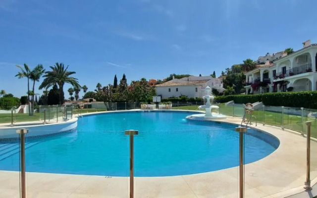 Refurbished 2-Bed Apartment in El Paraiso Alto
