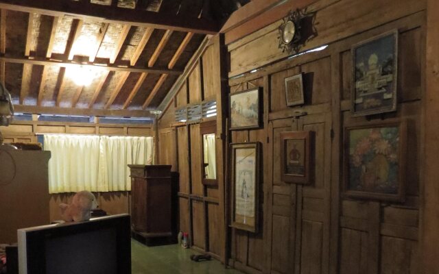 Rumah Limasan Jawa Homestay