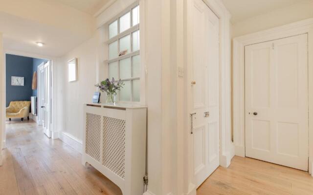 325 - Delightful 2 bedroom apartment situated in typical 18th century square