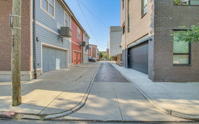 Vibrant Downtown Cincinnati Townhome w/ Sauna!