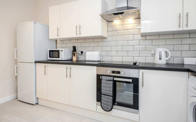 Homely Spaces Apt A, Large Studio W/king, 2guests