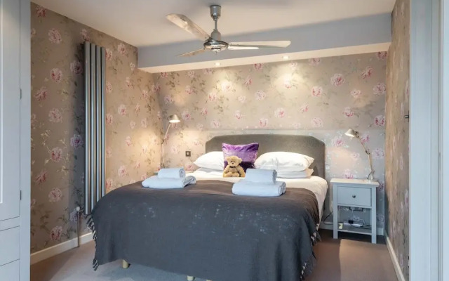 Immaculate Hammersmith Home By The River Thames