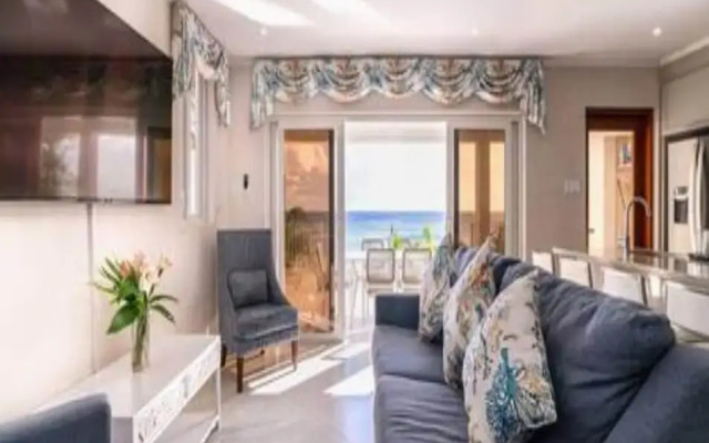 Villa Francoise - 4 Bedroom Beachfront w Pool