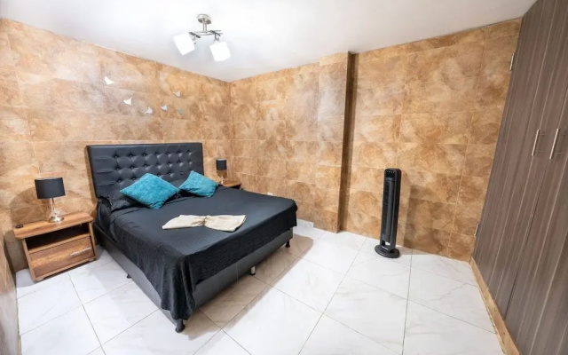 5 Bedroom - 1 Block from Lleras - P2