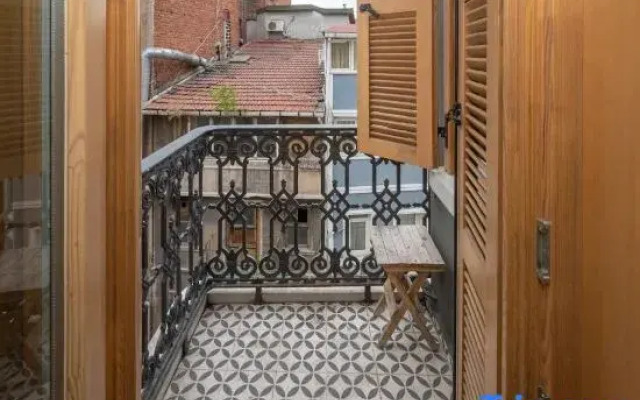 Taksim Square—1BR Deluxe Suite 02