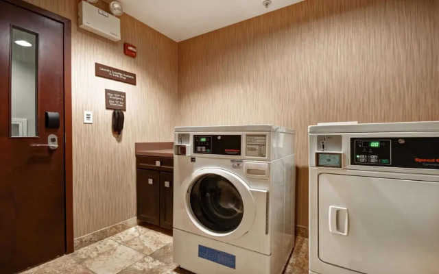 Hampton Inn & Suites Detroit-Canton