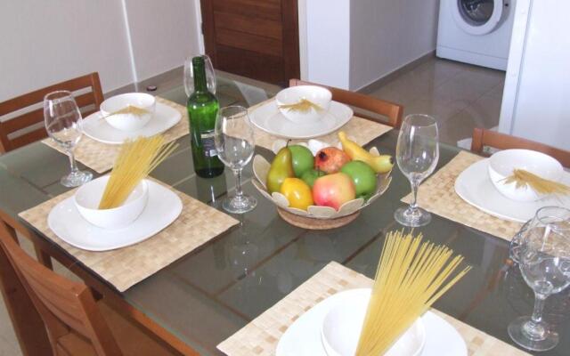 2 bedroom apartment E8 located pool level, sea view, FREE WIFI