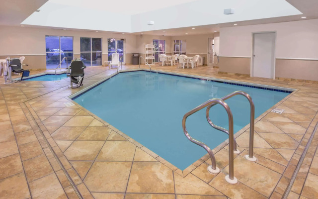 Super 8 by Wyndham Madison South