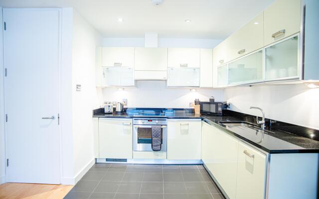 Spacious One Bed Apartment w Balcony in Farringdon