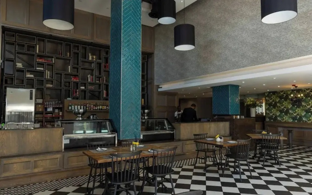 Stylish & Elegant With Epic Views Near Menlyn
