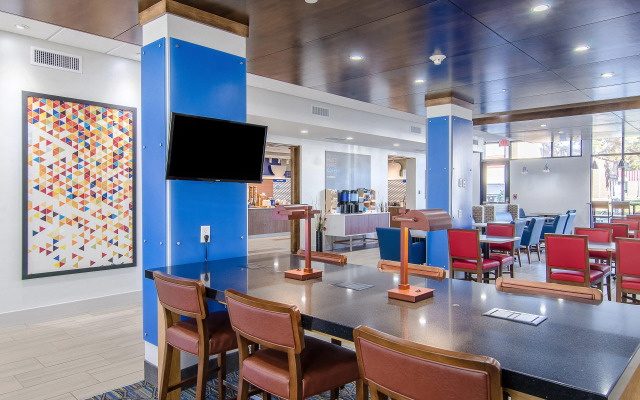 Holiday Inn Express & Suites Atchison by IHG