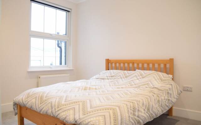 3 Bedroom Garden House in Earlsfield