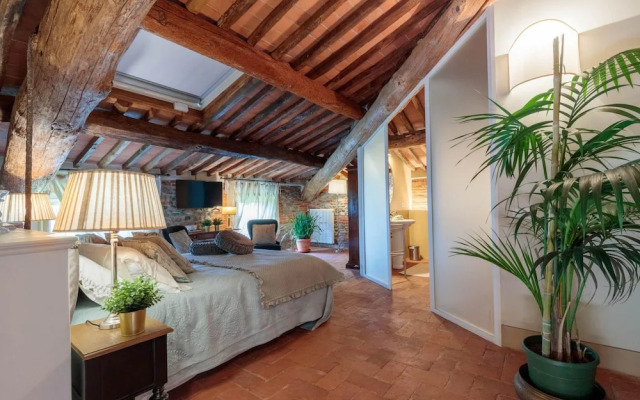 Villa Hugo in Lucca With 5 Bedrooms and 6 Bathrooms