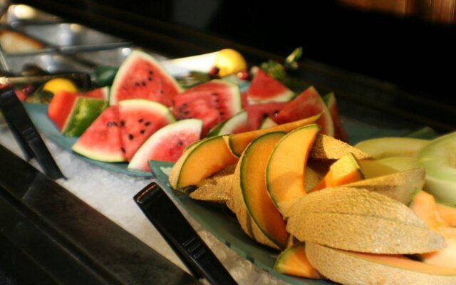 Holiday Inn & Suites Across From Universal Orlando by IHG