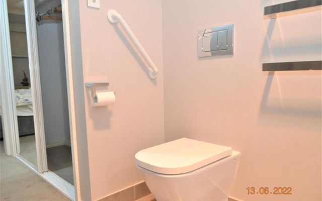 Stunning 2BR whole house with lockup garage, Spa, landscaped backyard at Mildura – Bathroom – Mildura