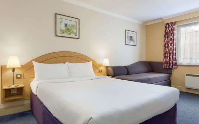 Days Inn by Wyndham Watford Gap