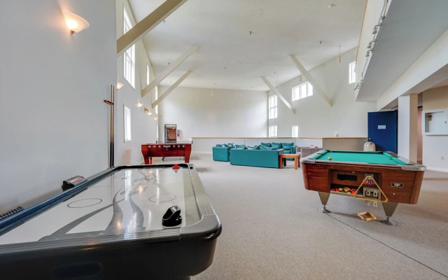 Ski-in/ski-out Magic Mountain Condo w/ Deck!