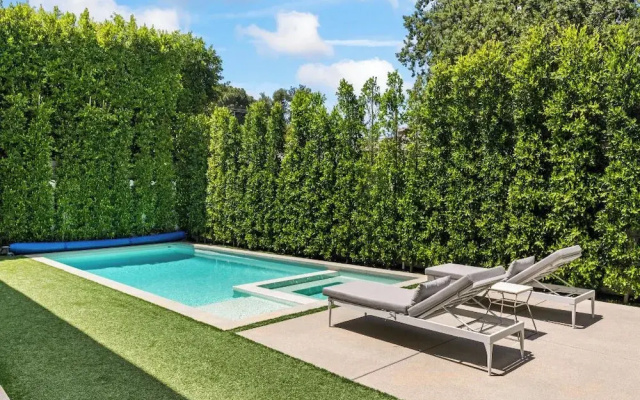 Casa Leona - Modern Masterpiece Behind Private Gates w/ Pool & Chef's Kitchen