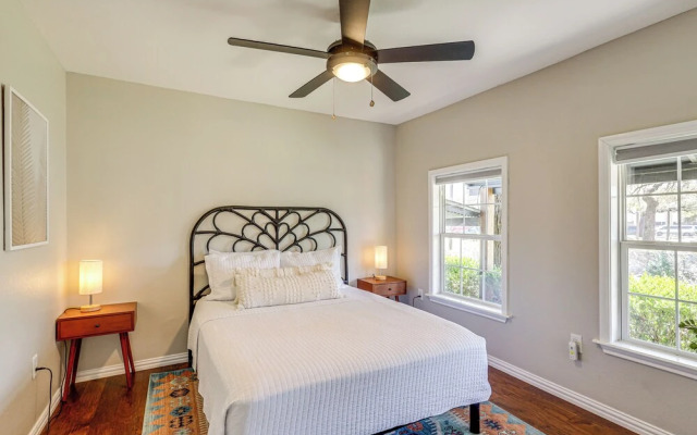 Creekside Cottage w/ Deck & Hot Tub in Belton