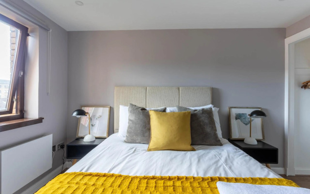 Stunning 1 Bed Merchant City Apartment with Parking