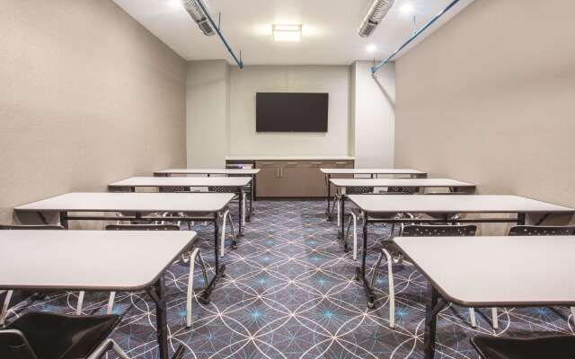 La Quinta Inn & Suites by Wyndham Baltimore Downtown