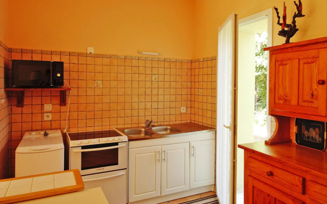 Semi-detached House on a Vineyard, Talais