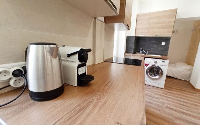 Central 1 Bedroom with Balcony