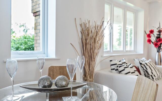 2 Bed Flat, Dedicated Workspace, Parking, 4KTV