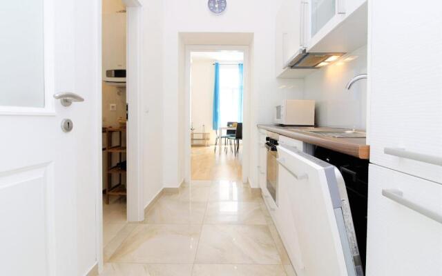 MARINE: Newly renovated 2nd district apartment