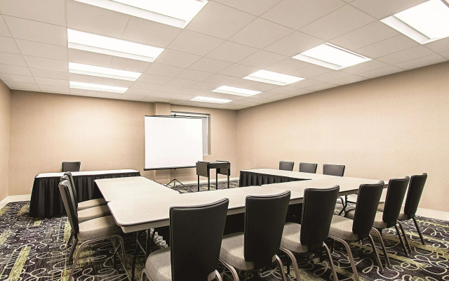 La Quinta Inn & Suites by Wyndham Cincinnati Sharonville