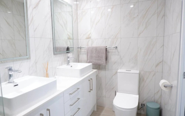 Beautiful 1 Bedroom Gold Coast Retreat With Free Parking