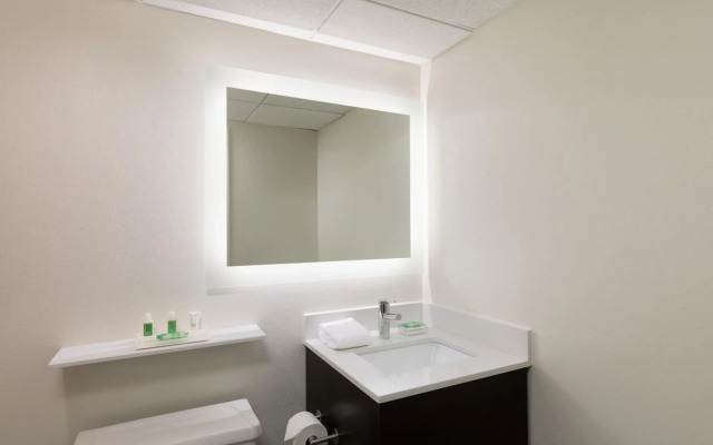Holiday Inn Clark - Newark Area by IHG