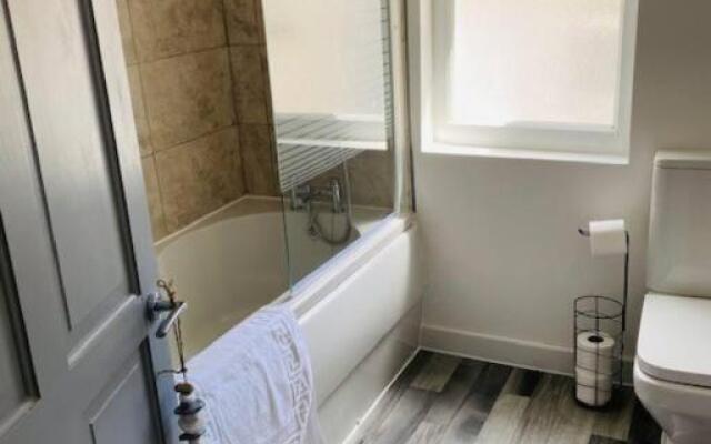 Stunning 3 Bed Holiday Home in Barry by Propertri