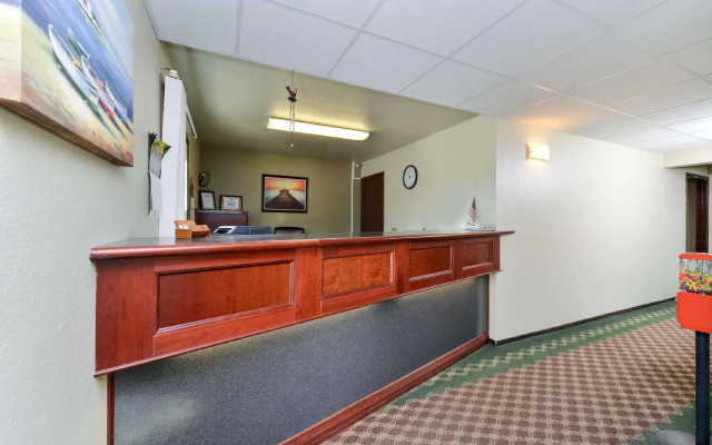 Love Hotels Staples by OYO at HWY 10 MN