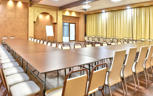 Estreya Palace & Residence