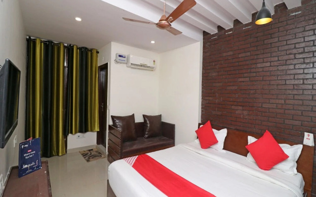 OYO 26170 Hotel Manzana