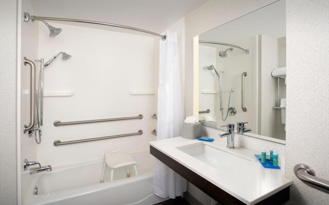 Holiday Inn Express & Suites Baltimore - BWI Airport North by IHG