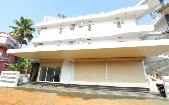 OYO 37302 White Cort