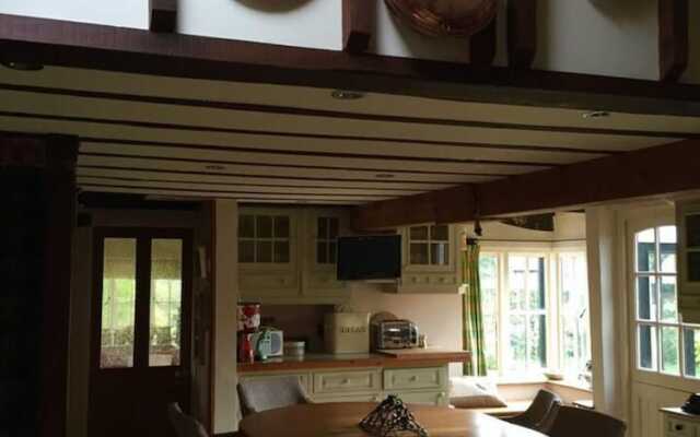 Lovely 4-bed House in Village of Sandhurst