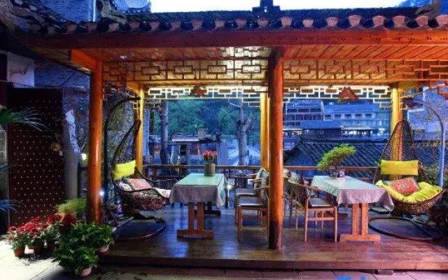 Fenghuang Shanjianxishui Courtyard Inn