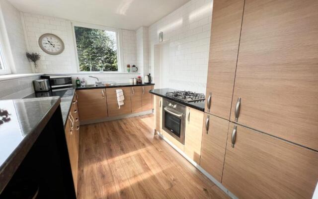 A Spacious Flat with Character - Private Car Space