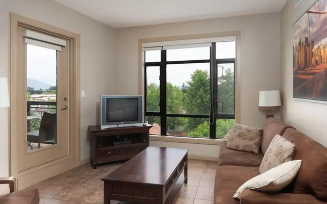 Corner Apartment with Lake View #518