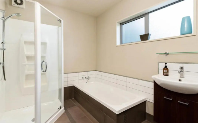 Lake Views on Yewlett - Queenstown Holiday Home