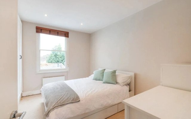 Airy 2 Bedroom Apartment Next to Clapham Common