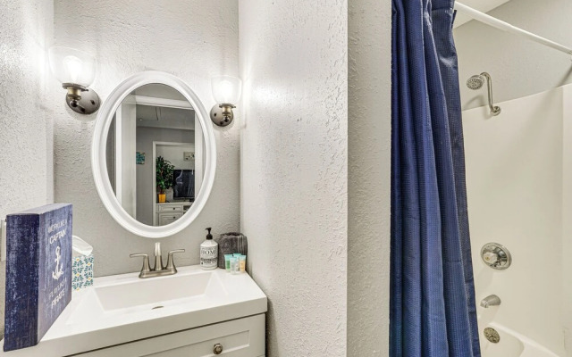 Waterfront Yard, Dock + Game Room: Linn Creek Home