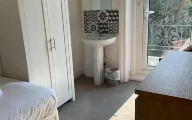 OYO The Lodge Bournemouth