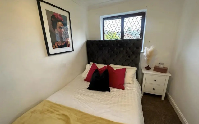 Impeccable 2 bed House Next to Old Trafford