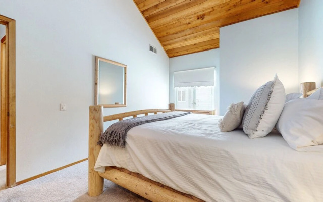 Snowcreek Iv #594 3 Bedroom Condo